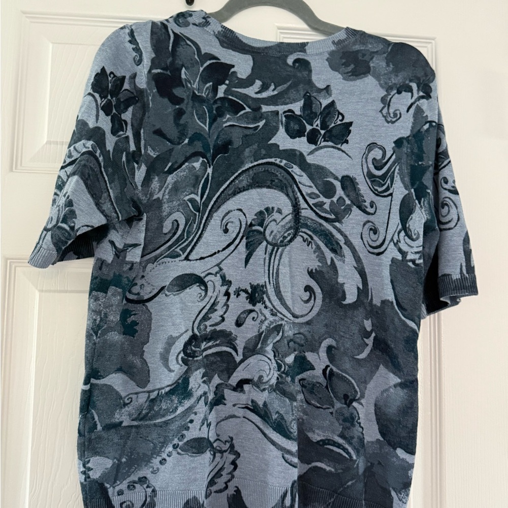 Like New Chico’s Blue Floral Patterned Blue Short Sleeve Sweater Top size 1 / M - Picture 5 of 5